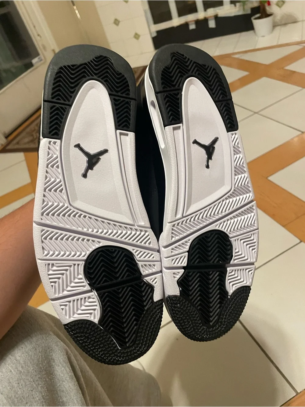 Jordan4 royalty Men’s Retro Sneakers (no box) was damaged